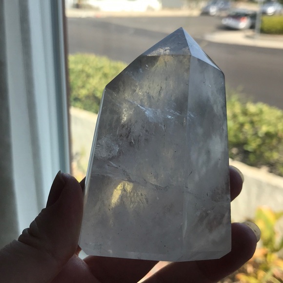 235 grams Beautiful quartz crystal point - Picture 7 of 9